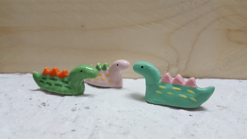Little dinosaur chopstick rest. penholder. Small ornaments. Paperweight - ตะเกียบ - ดินเผา หลากหลายสี