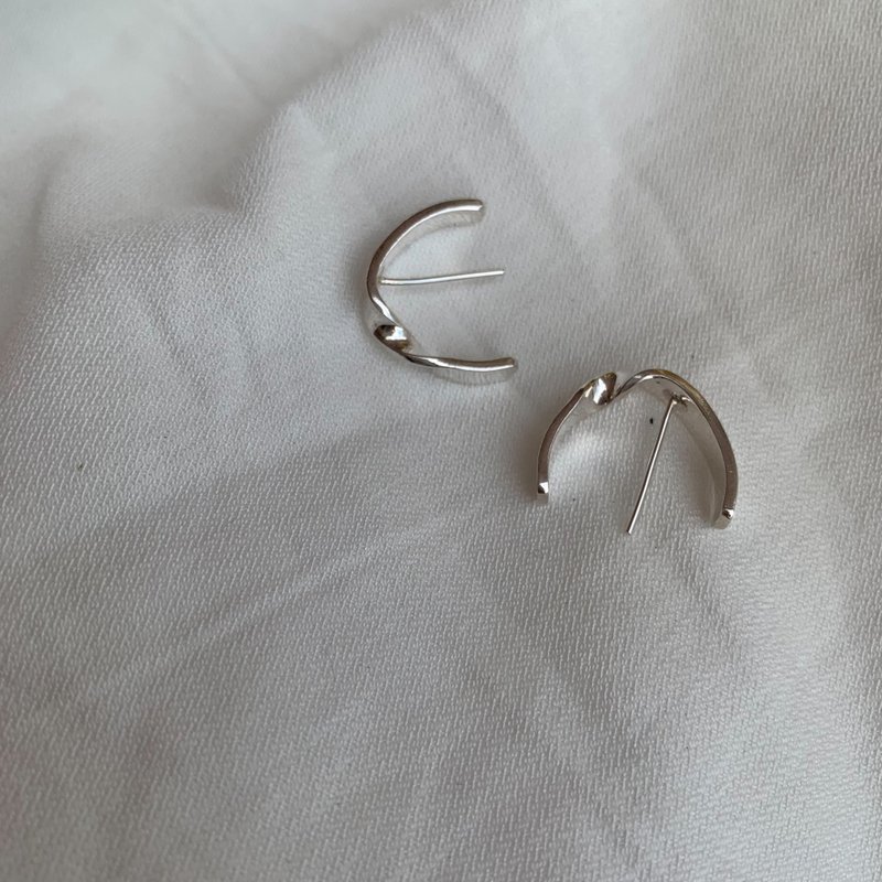 / Butterfly twist / Twisted Silver E-shaped earrings - ต่างหู - เงินแท้ สีเงิน