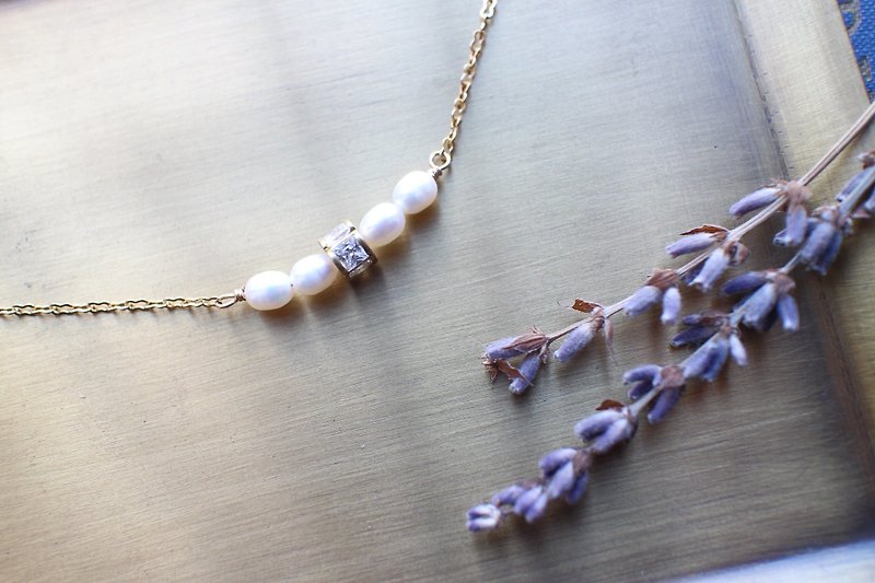 Snow white-Pearl zircon necklace - สร้อยคอ - โลหะ 