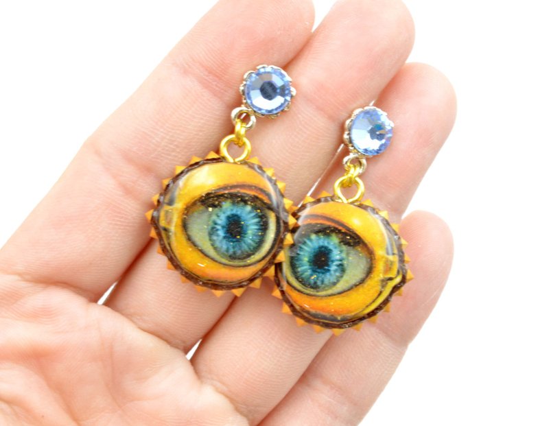 Yellow eye pattern glitter wood chips embellished with crystal pot nails and sparkling earrings - ต่างหู - วัสดุอื่นๆ สีเหลือง