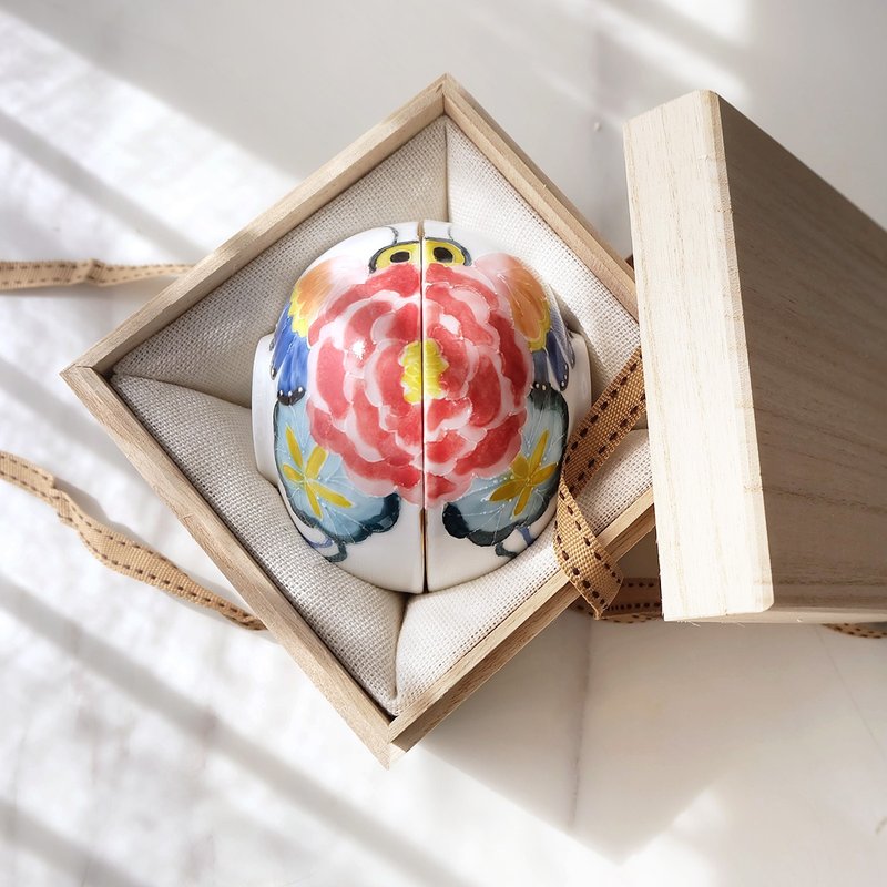 Two hand-painted tea cups with embossed peonies and butterflies in a gold-rimmed gift box. Wedding Housewarming Mother's Day Gift - Teapots & Teacups - Porcelain 