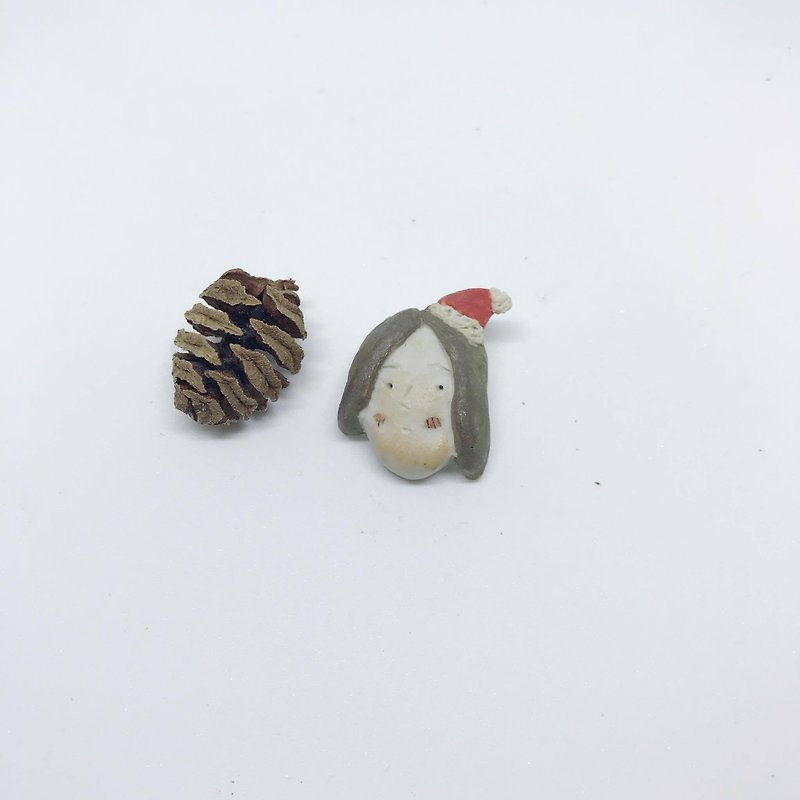 Christmas special! girl with santa claus hat ceramic brooch - ブローチ - 陶器 レッド