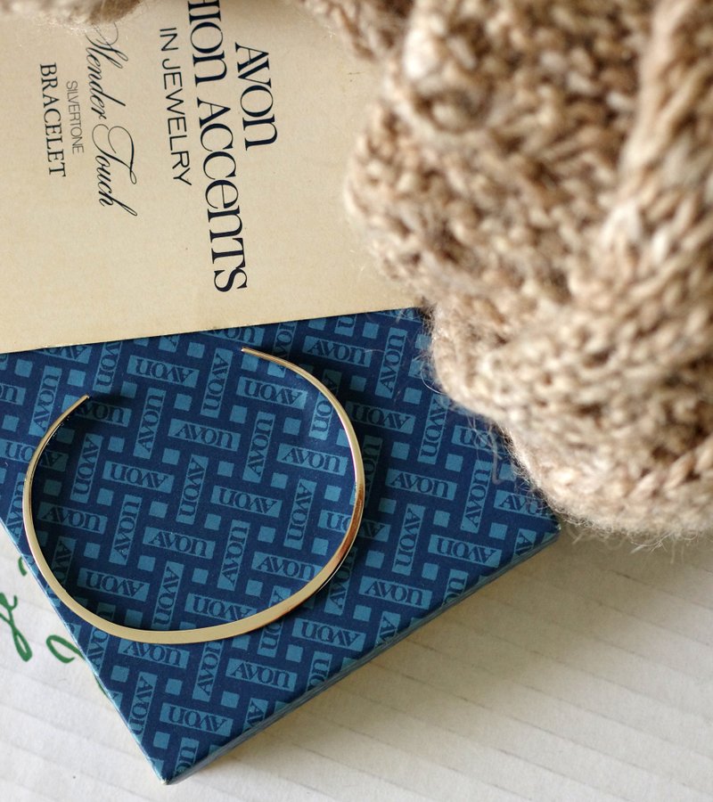 Vintage Classic Silver Open Bangle Bracelet 1978 AVON BR142 - สร้อยข้อมือ - โลหะ สีเงิน