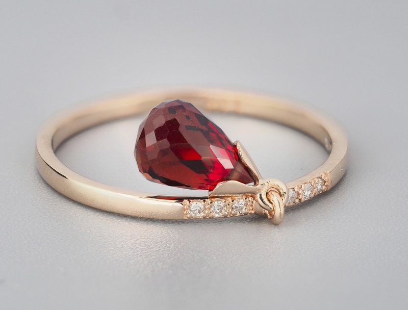 Ring with briolette cut garnet and diamonds. - 戒指 - 貴金屬 金色