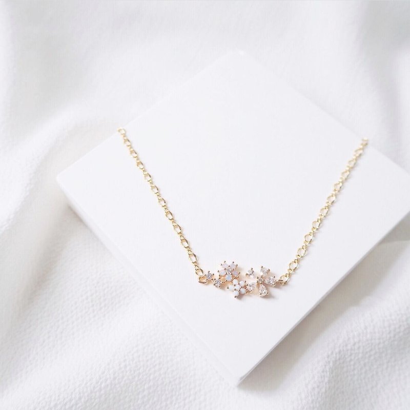 Sister Gift Birthday Gift Noble Simple Small Flower Necklace Customization - สร้อยคอ - โลหะ ขาว