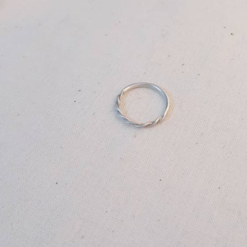 Half Twist Roll Sterling Silver Wire Ring - แหวนทั่วไป - เงินแท้ สีเงิน