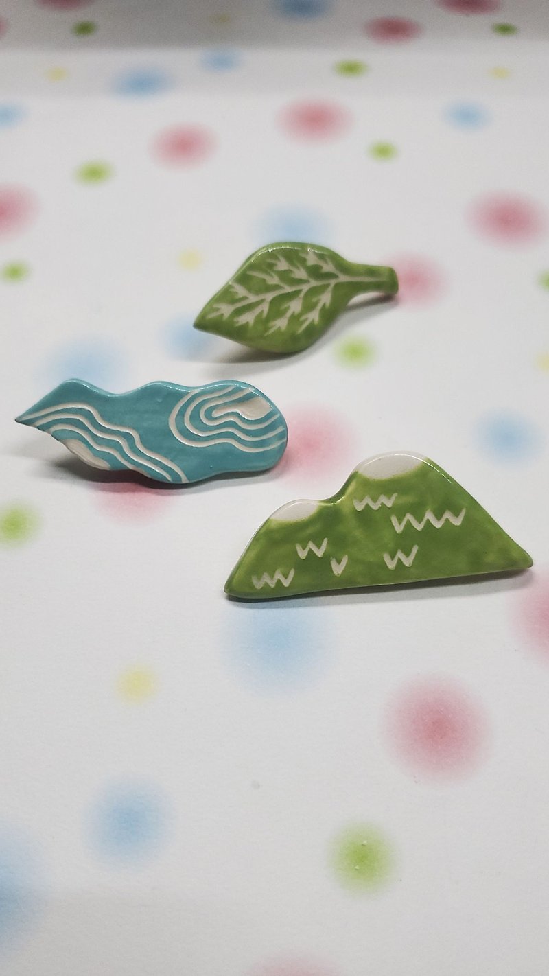 Cloud. Mountain and River Leaf Pin Set (a set of three) - เข็มกลัด - ดินเผา หลากหลายสี