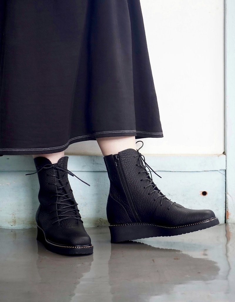 Light and soft shrink leather combat boots - รองเท้าบูทยาวผู้หญิง - หนังแท้ สีดำ