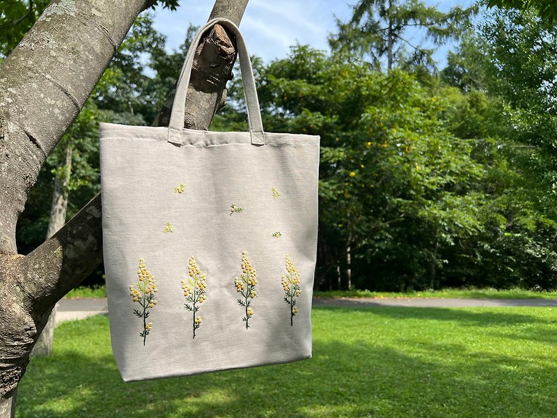 Hand embroidered mimosa freshly made tote bag - กระเป๋าถือ - ผ้าฝ้าย/ผ้าลินิน สีกากี
