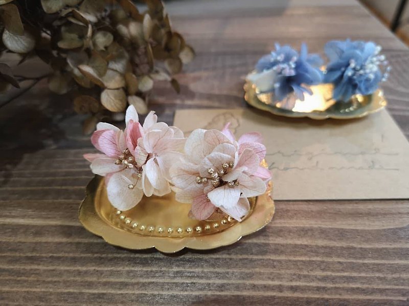 Antique hydrangea asymmetric Clip-On / Metal allergies are also supported / pink beige - Earrings & Clip-ons - Plants & Flowers Pink