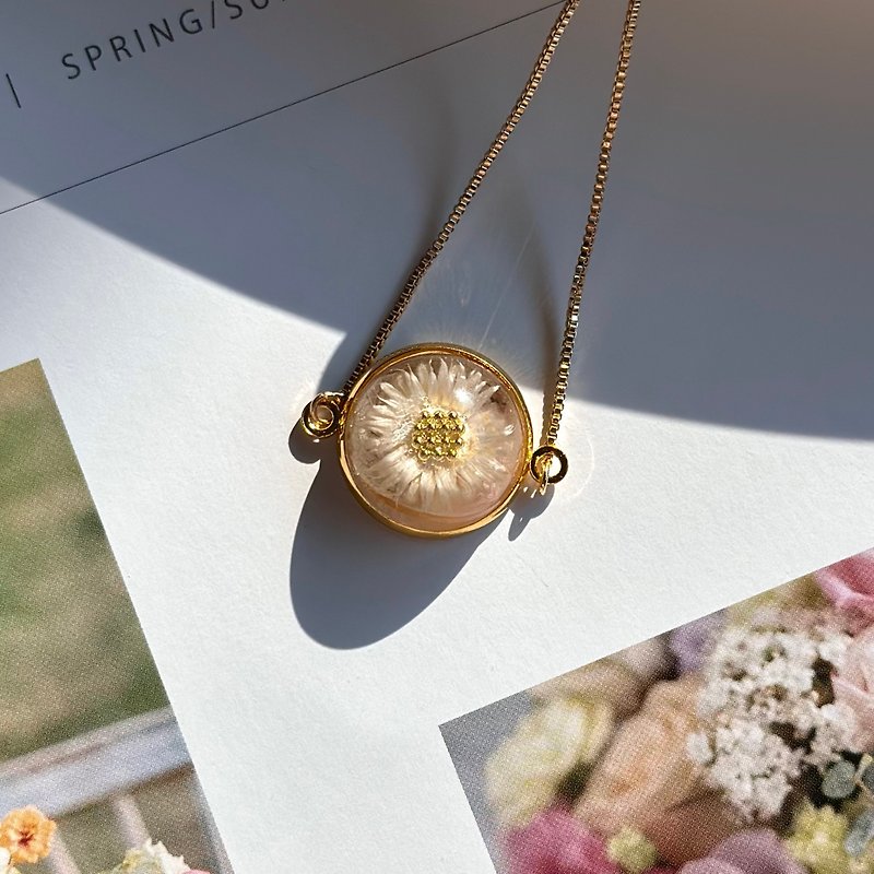 Handmade Flower Bracelet With 14K Gold Freesize Adjustable Chain (Pink tecoma) - 手鍊/手鐲 - 貴金屬 多色