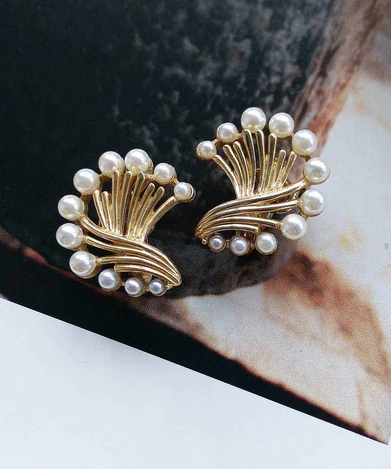 Vintage Jewelry 西洋古董飾品 TRIFARI 對稱放射 仿珠 夾式耳環 - Earrings & Clip-ons - Other Metals Gold