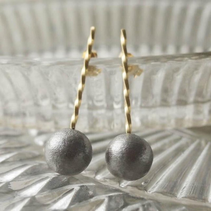twist cotton pearl earrings 【FP216】 gray - ต่างหู - โลหะ สีทอง
