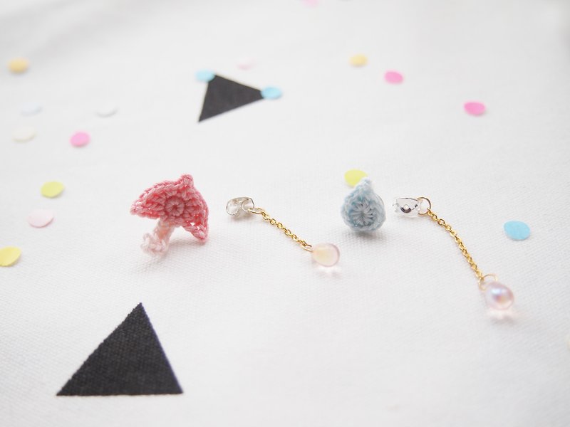 可愛手工編織粉紅色小傘子及粉藍色小水滴織片配日本彩珠耳環 - 耳環/耳夾 - 繡線 粉紅色