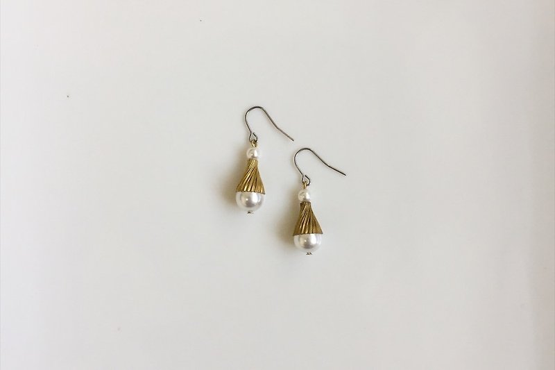 Clown style pearl earrings brass - Earrings & Clip-ons - Other Metals Gold