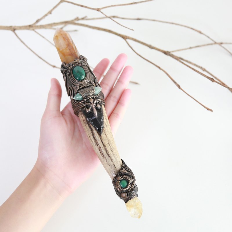 Crystal Magic Wand ~ Golden Healer Quartz with Malachite - ของวางตกแต่ง - คริสตัล สีทอง