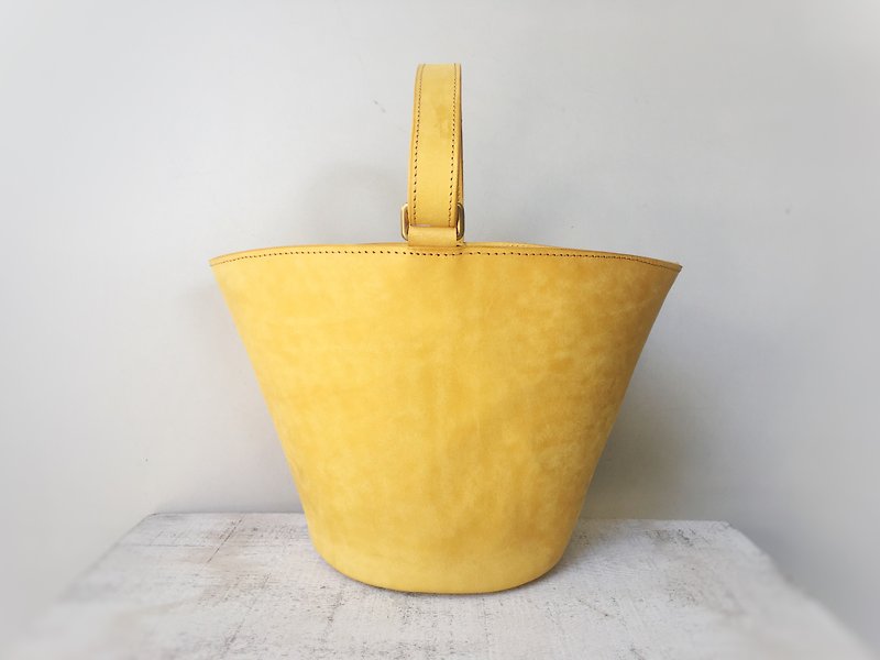 Italian leather 2way handle circle tote bag macaron citron - กระเป๋าถือ - หนังแท้ สีเหลือง