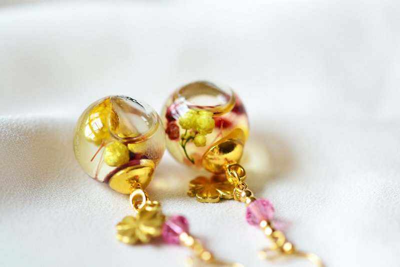 黃日。耳上的浮游花 乾燥花 流動玻璃球 耳環 - 耳環/耳夾 - 植物．花 黃色