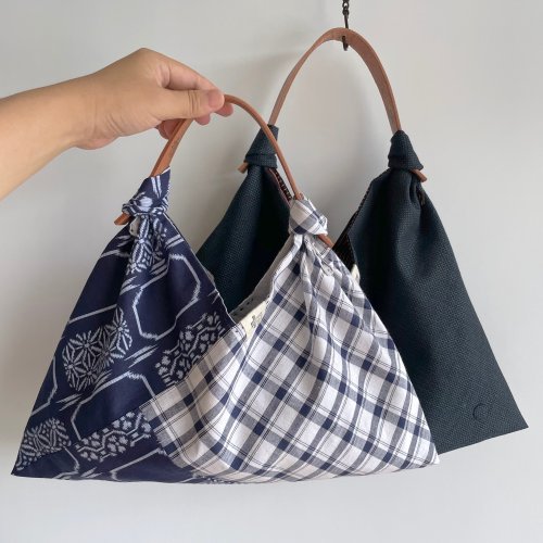 kawamura-sewing 【1點もの】あずま袋 裡地付き ハンドバッグサイズ -浴衣地 白地に紺の格子柄 & 浴衣地 紺に白 格子狀に並んだ絣風模様 & 木綿 薄灰水色