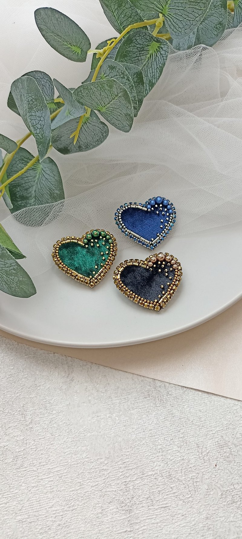 Handmade heart brooch, black heart pin, blue heart brooch, green heart brooch - 胸針/心口針 - 不鏽鋼 金色