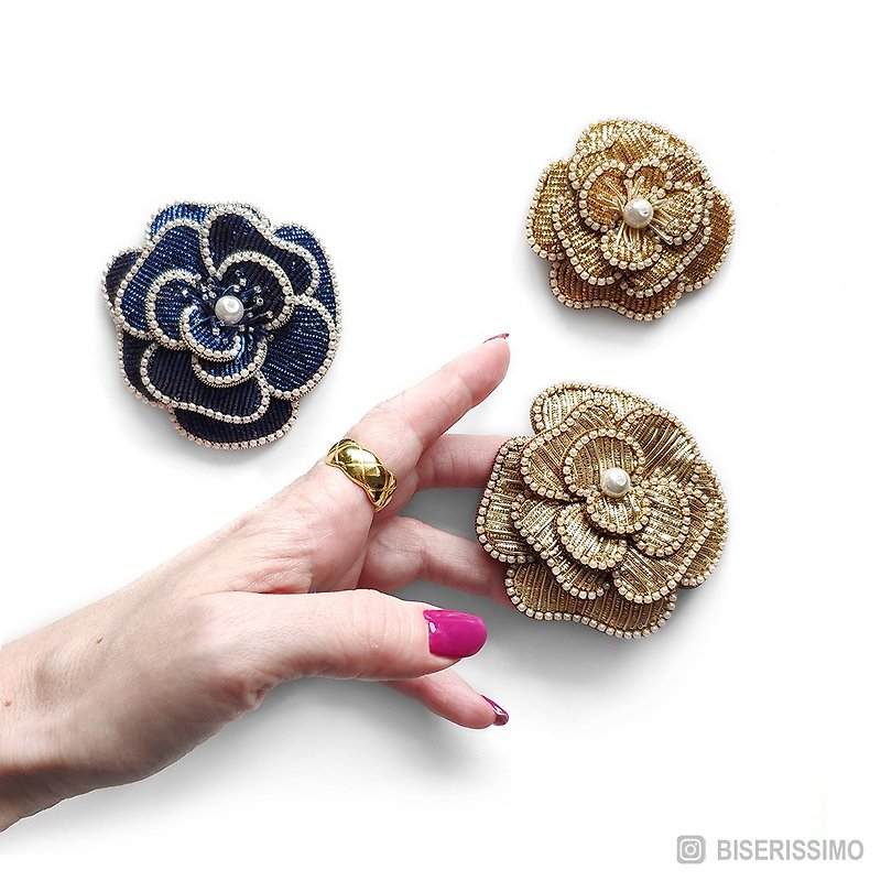 Big Camellia brooch embroidery, Flower pin - 胸針/心口針 - 其他材質 