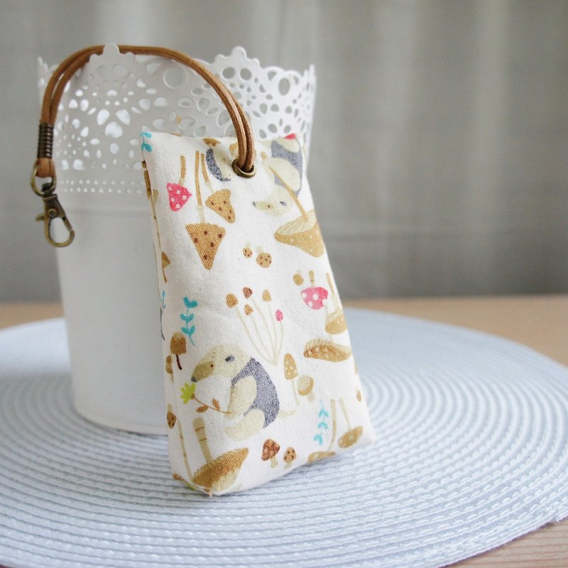 Lovely [Japanese cloth] Malay 貘 mushroom garden three-dimensional tea bag zipper key bag ID sensor card, m - ที่ห้อยกุญแจ - ผ้าฝ้าย/ผ้าลินิน ขาว