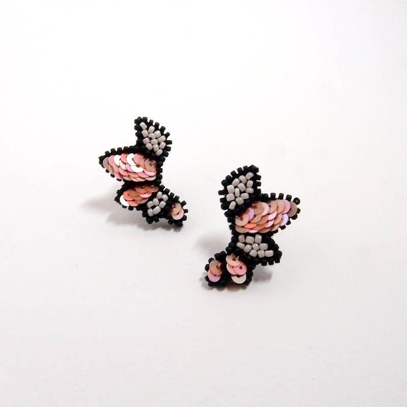 初春櫻花粉翅膀 手工刺繡耳環 - 耳環/耳夾 - 繡線 粉紅色