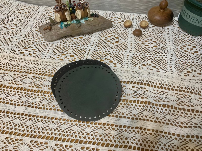 手工DIY帶孔真皮革包底+塑膠板。A款=圓底42孔。直徑16公分/深綠 - 皮件/皮革 - 真皮 