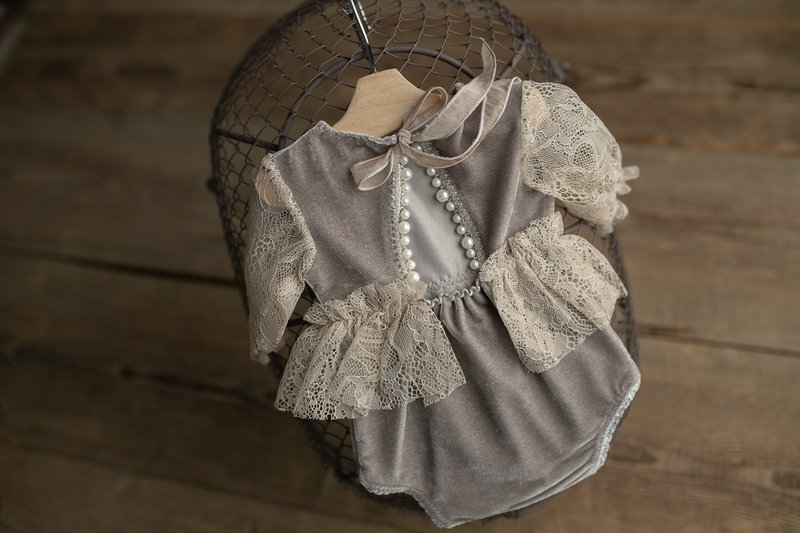 Grey bodysuit for newborn girls: the perfect outfit for a little girl - เครื่องประดับ - โลหะ สีเทา