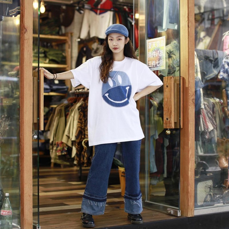 牛仔拼布笑臉Tee - 女 T 恤 - 棉．麻 白色