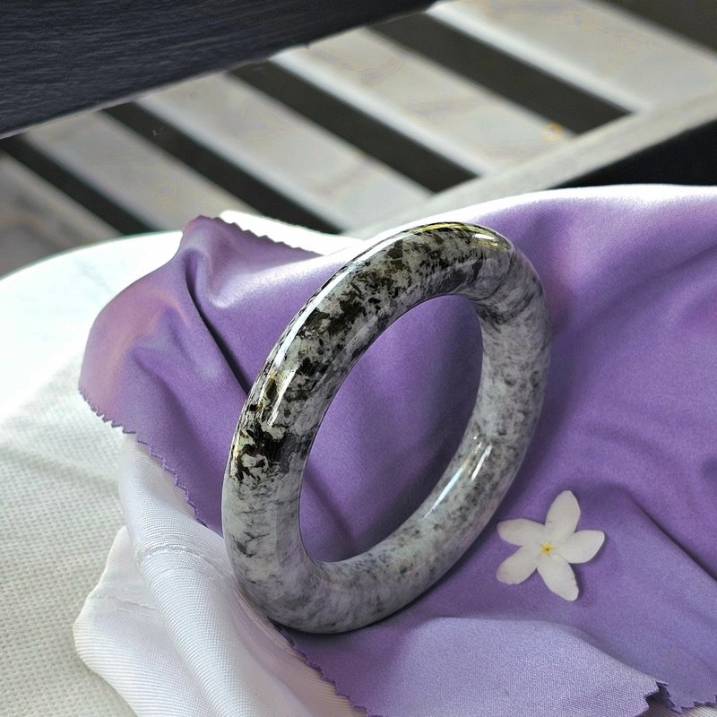 Natural jade bracelet, genuine Burmese jade, Type-A, light gray color, with black spots, fat donut shape, inner diameter 57.7 mm. - 手鍊/手環 - 玉石 灰色