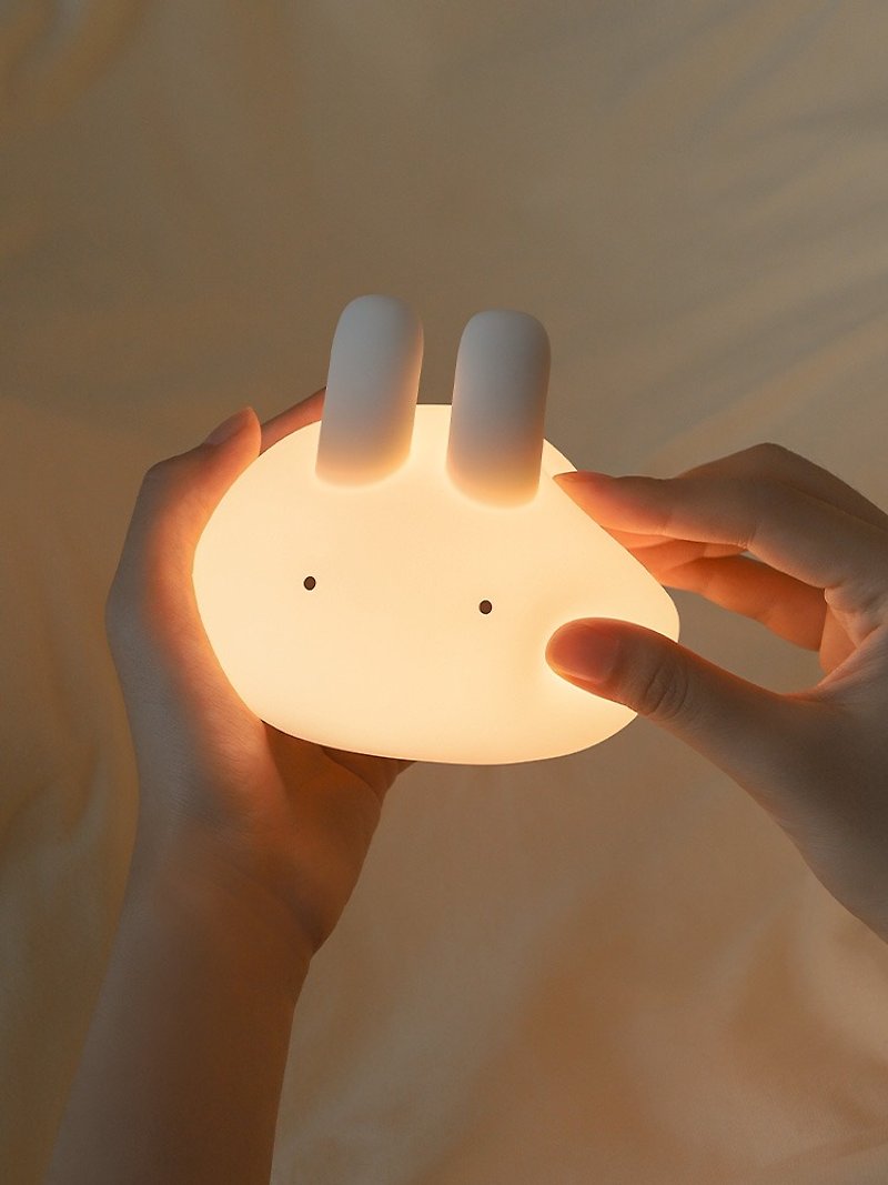 Maruko Rabbit Sleeping Light Eye Protection Night Light Night Light Soft and waxy, it lights up when you snap it - โคมไฟ - ซิลิคอน ขาว