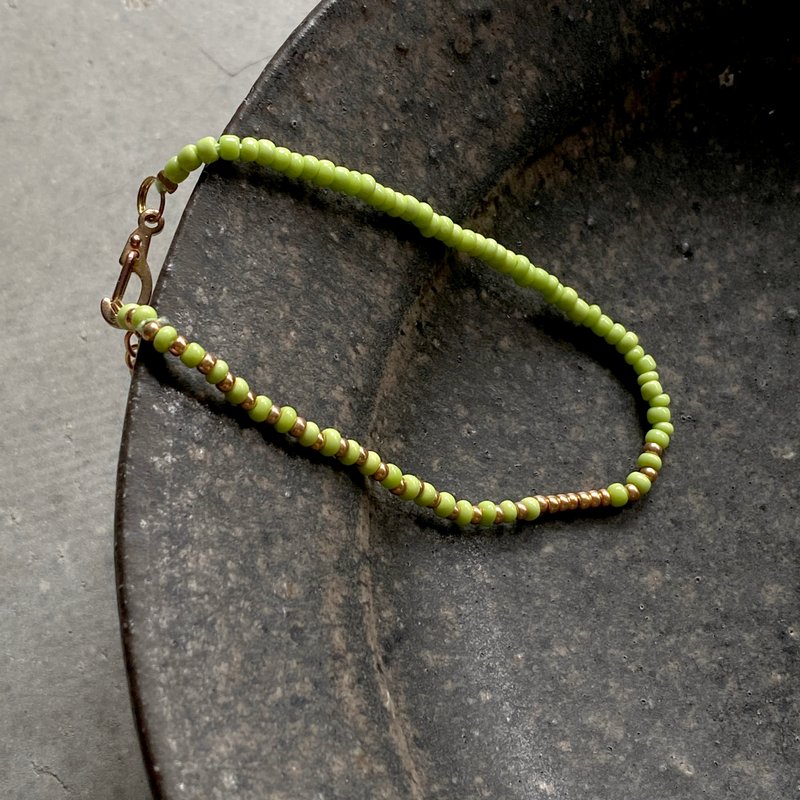 Bud green dot gold bead bracelet - สร้อยข้อมือ - วัสดุอื่นๆ สีเขียว