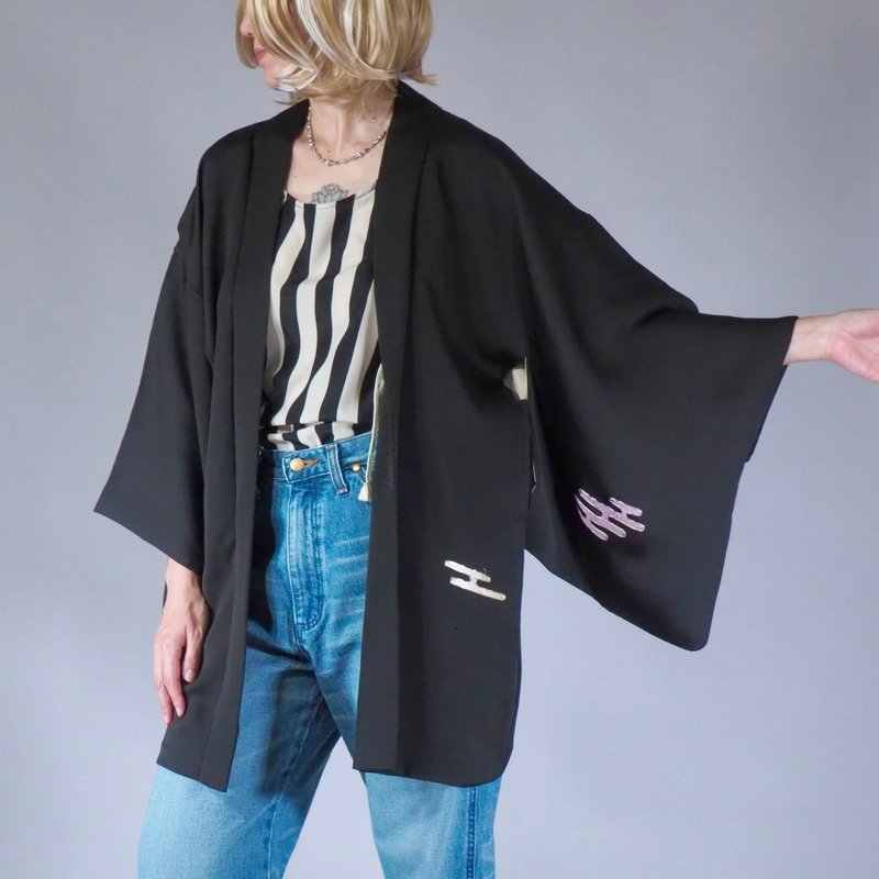 【日本製】 Soft silk black Haori, auspicious pattern, unisex Haori, gift - Women's Casual & Functional Jackets - Silk Black