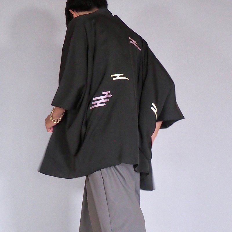 【日本製造】 柔軟絲綢黑色羽織、吉祥圖案、男女皆宜的、禮物 - 女大衣/外套 - 絲．絹 黑色