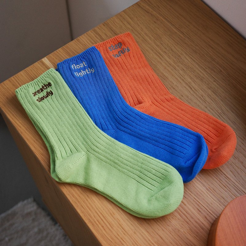 Step Softly 刺繡粗針織襪三件組 - 襪子 - 棉．麻 多色