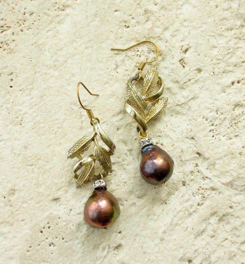 Antique gold leaf with baroque pearl drop earrings - ต่างหู - วัสดุอื่นๆ 