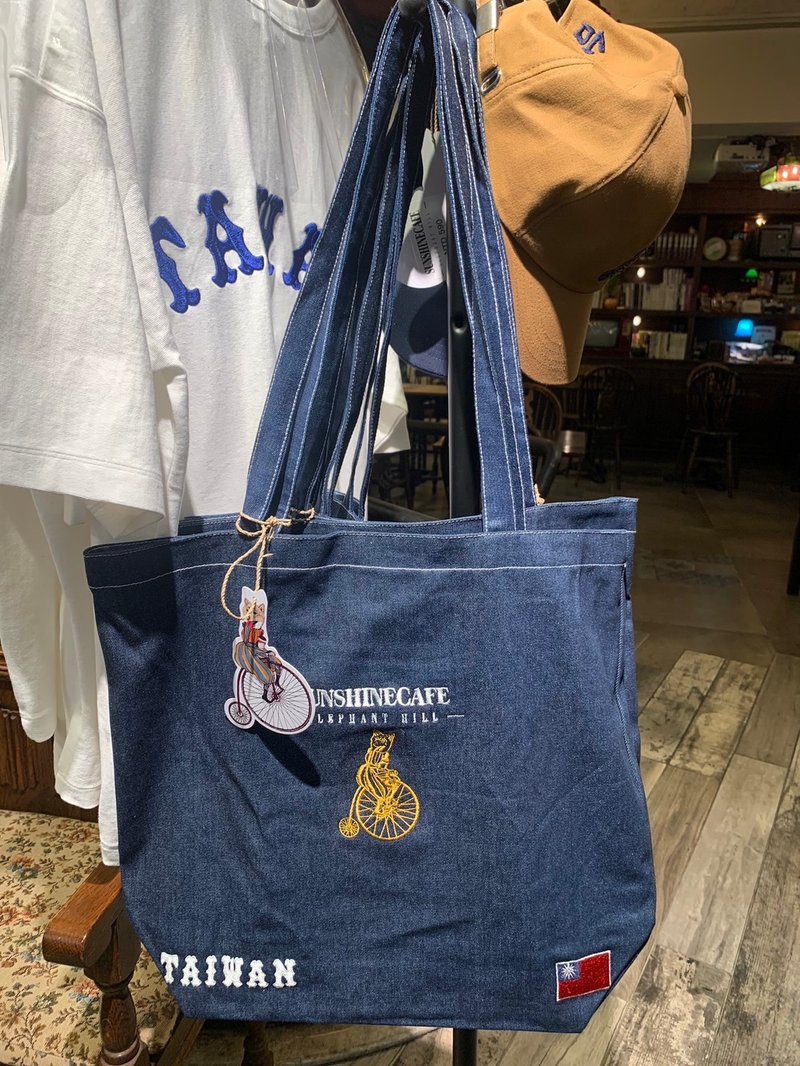 Xiangshan Sunlight Café-Exclusive Taiwan Logo/Denim Heavyweight, Lightweight, Large Capacity Shoulder Bag - กระเป๋าแมสเซนเจอร์ - วัสดุอื่นๆ สีน้ำเงิน