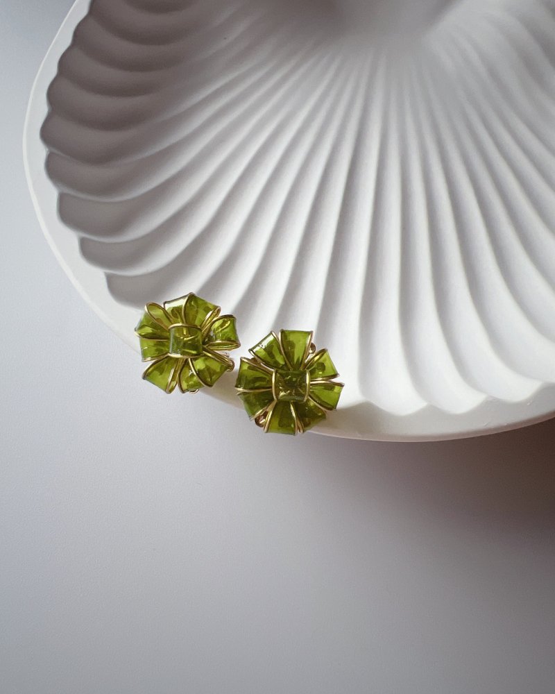 愛の贈り物 緑 小さな木のピアス - ピアス・イヤリング - レジン グリーン