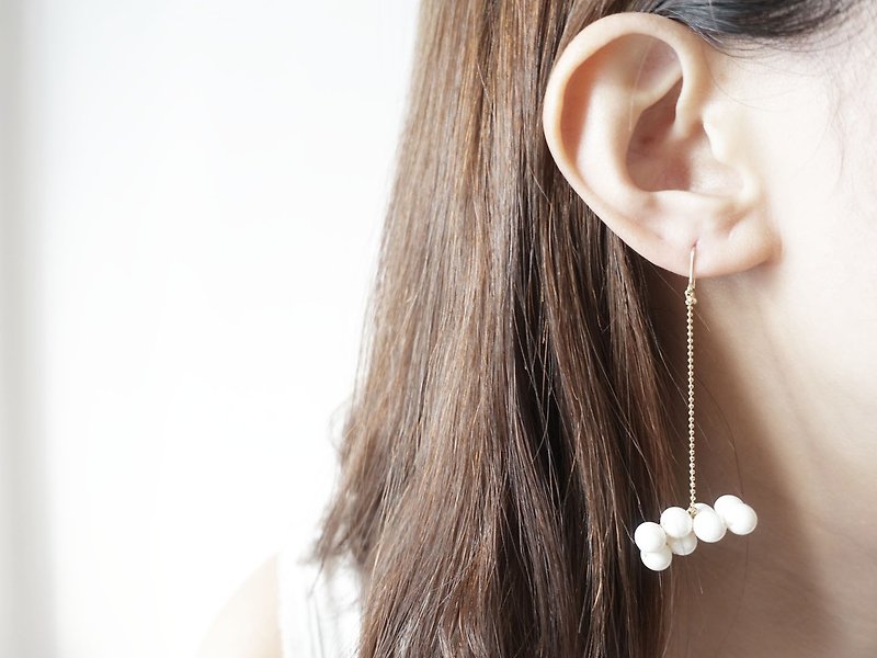 Clearance Sale Hanabi Swarovski Crystal Glass Bubbles Long Earrings - ต่างหู - แก้ว ขาว