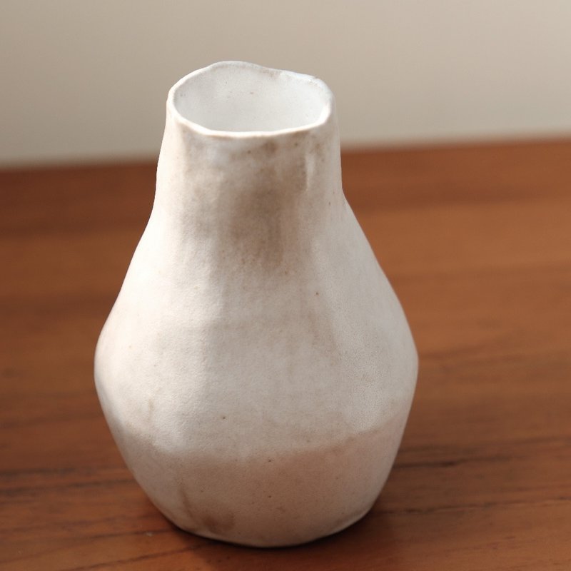 【Chiao】 Hand-made flower vase - Pottery & Ceramics - Pottery White