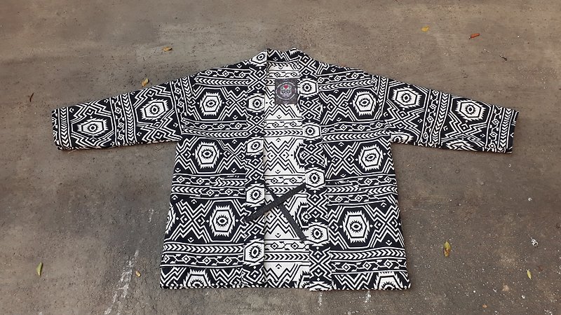 AMIN'S SHINY WORLD handmade KIMONO black and white ethnic totem jacquard full version blouse coat - เสื้อโค้ทผู้ชาย - ผ้าฝ้าย/ผ้าลินิน สีดำ