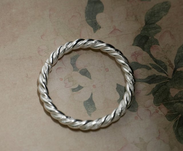 手作りの 3 リング ツイスト シルクと彫金シルバーブレスレット