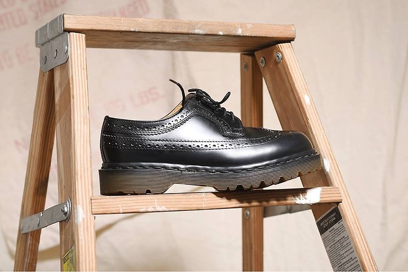 "Dr. Martens Shoes" black carved shoes DMG10 - รองเท้าบัลเลต์ - หนังแท้ สีดำ