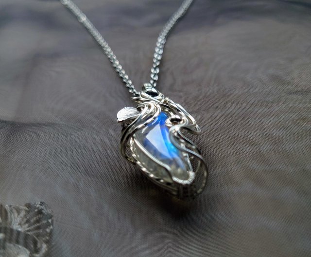 魅力 】ムーンストーン ワイヤーラッピングペンダント / ネックレス