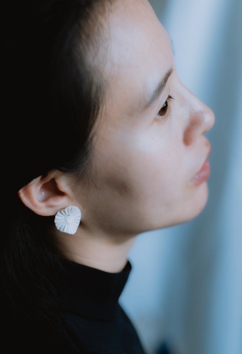 Fleur de Soleil white porcelain sterling silver earrings - ต่างหู - เครื่องลายคราม ขาว