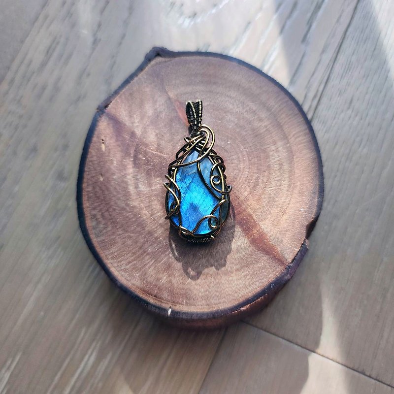[Handmade by Qu Shuichen] Blue Labradorite Metal Wire Braided Pendant - Necklaces - Gemstone Blue