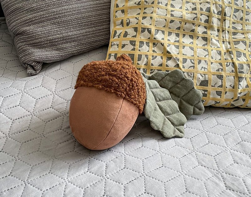 Acorn pillow, Woodland nursery decorative pillow, Pillow fall decor, Acorn plush - 貓/狗玩具 - 環保材質 咖啡色