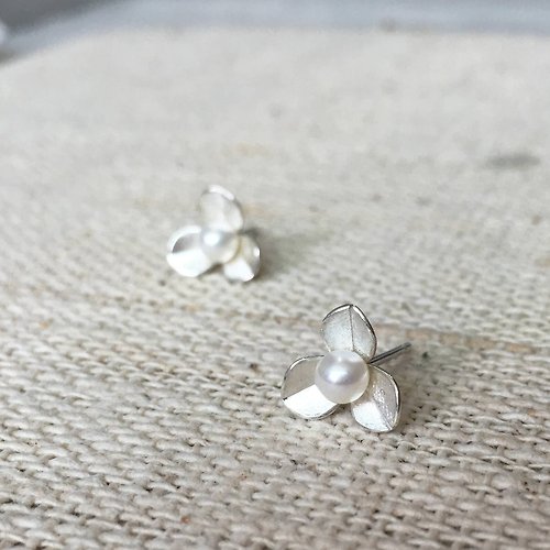 小飾一妝 花語珍珠系列 --- 朵朵。925純銀耳環。淡水珍珠。