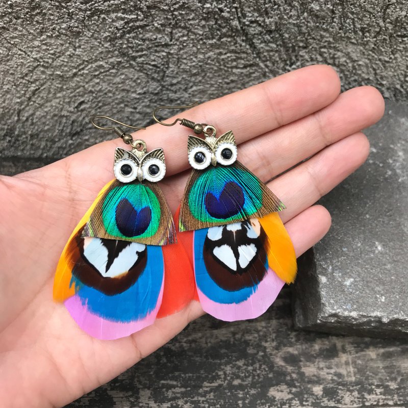Colorful peacock feather earrings , Owl earrings , Bird Earrings, Summer earring - 耳環/耳夾/耳骨夾 - 羽絨 多色